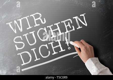Hand stück Kreide schreiben Worte WIR SUCHEN DICH, Deutsch für Wir sind für Sie suchen oder wollen wir Sie, Stellenangebote und Möglichkeit Konzept Stockfoto