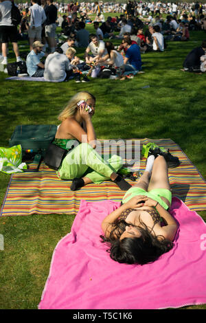 Nachtschwärmer genießen Sie die Sonne im Hyde Park im April 20 2019, da die Temperaturen 26 C erreicht. Stockfoto