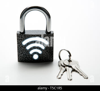 Vorhängeschloss mit Passwort wi-fi mit Tasten auf einem weißen Internet Security Nahaufnahme Stockfoto