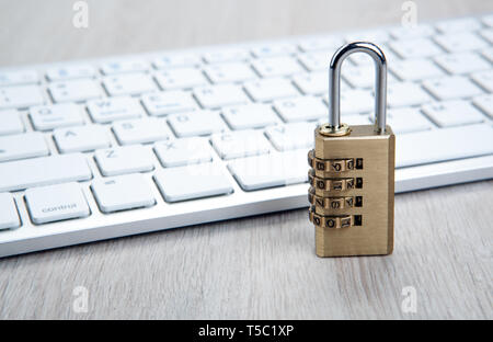Schloss mit einem Computer Tastatur zu schließen, Stockfoto