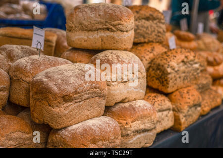 Brote von frisch gebackenem Vollkornbrot zum Verkauf an einer Straße Markt in England Stockfoto