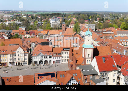 Wittstock, Brandenburg/Deutschland vom 21. April 2019: Stadtbild der Stadt Wittstock in Deutschland. Blick über die Stadt mit ihren kleinen Geschäften und Menschen Wal Stockfoto