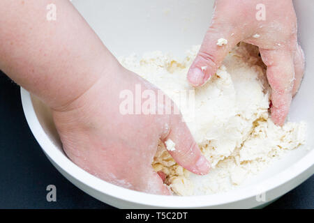 Mischung in eine Schüssel Teig für die Vorbereitung von hüttenkäse Cookies Stockfoto