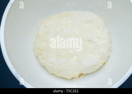 Raw gemischt Teig in eine Schüssel liegt Stockfoto
