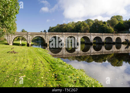 Beispiel für eine feine gewölbte Steinbrücke über den Fluss Nore in Inistiogue, County Kilkenny, Irland. Stockfoto