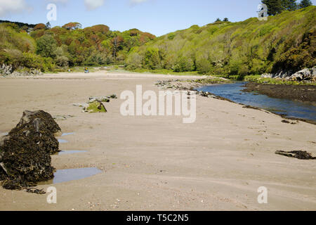 Stradbally Bucht mit Fluss Tay fließt unten von Comeragh Mountains und beenden es ist weg hier. County Waterford, Irland. Stockfoto