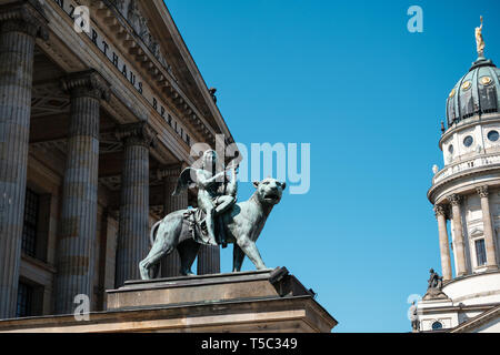 Berlin, Deutschland - April 2019: Bronze Lion und Engel Statue vor der Berliner Konzertsaal oder Konzerthaus am Gendarmenmarkt in Berlin. Stockfoto