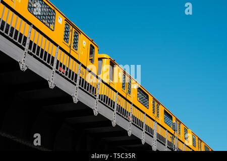 Berlin, Deutschland - April 2019: Der Berliner U-Bahn (U-Bahn) U1 auf erhöhten Eisenbahnbrücke im Freien Stockfoto