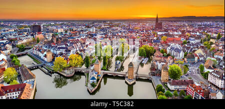 Ponts Couverts Brücken und historischen Viertel Petite France in Straßburg bei Sonnenaufgang Stockfoto