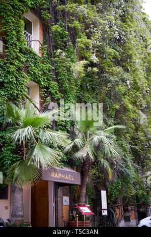 Rom, Italien, 21. April 2019: Das Hotel Raphael in Largo Febo, in der Nähe der Quattro Fontane Straße. Das Hotel ist das Symbol der Tangentopoli Skandal "Münzen Protest' Stockfoto