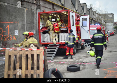 Bukarest, Rumänien - April 10, 2019: Emergency Rescue Team in Aktion während der meisten komplexe medizinische Bewegung in der Geschichte der NATO, kräftige Krieger Stockfoto