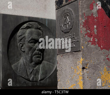 Gedenktafel auf dem sowjetischen Staatsoberhaupt Leonid Breschnew neben dem Eingang des Berliner Mauer Museum (Mauermuseum) in Berlin, Deutschland Die Plakette wurde h Stockfoto