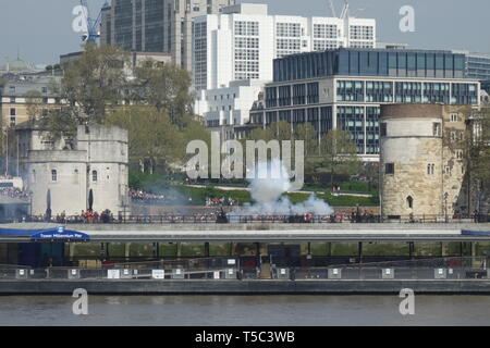 Gun Salute im Tower von London für HM The Queen's 93. Geburtstag, Tower of London, London, Großbritannien Stockfoto