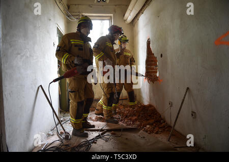 Bukarest, Rumänien - April 10, 2019: Emergency Rescue Team in Aktion während der meisten komplexe medizinische Bewegung in der Geschichte der NATO, kräftige Krieger Stockfoto