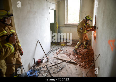 Bukarest, Rumänien - April 10, 2019: Emergency Rescue Team in Aktion während der meisten komplexe medizinische Bewegung in der Geschichte der NATO, kräftige Krieger Stockfoto