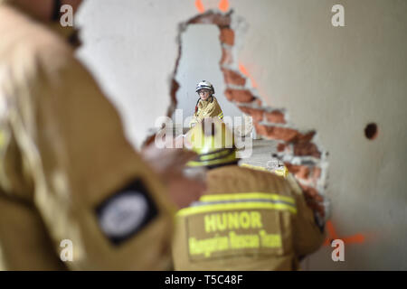 Bukarest, Rumänien - April 10, 2019: Emergency Rescue Team in Aktion während der meisten komplexe medizinische Bewegung in der Geschichte der NATO, kräftige Krieger Stockfoto