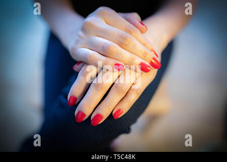 Schöne Hände mit Nail Farbe Rot Stockfoto