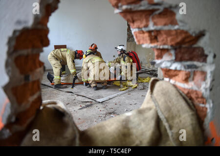 Bukarest, Rumänien - April 10, 2019: Emergency Rescue Team in Aktion während der meisten komplexe medizinische Bewegung in der Geschichte der NATO, kräftige Krieger Stockfoto