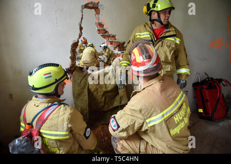 Bukarest, Rumänien - April 10, 2019: Emergency Rescue Team in Aktion während der meisten komplexe medizinische Bewegung in der Geschichte der NATO, kräftige Krieger Stockfoto