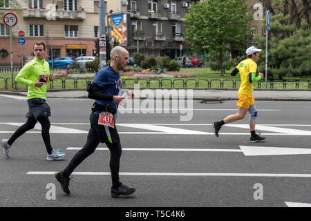 Serbien, 14. April 2019: Gruppe der 32 Belgrad Marathon Teilnehmer liefen die Straße in Belgrade Karadjordjeva Stockfoto