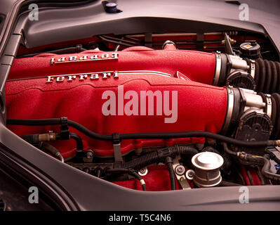 VARPALOTA, Ungarn - April 13, 2019: Blick auf den Motor eines Ferrari Sport Auto an einem bewölkten Tag während der Veranstaltung Italienische Tage in Varpalota, Ungarn. Stockfoto