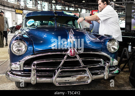 BUDAPEST, Ungarn - 05 April, 2019: Mann poliert eine wunderschön erhaltene, seltene blaue 1930er Jahre Hudson Hornet bei einem Oldtimertreffen. Stockfoto