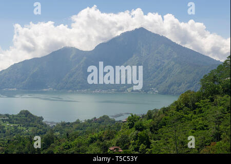 Batur See, die zwischen den aktiven Vulkans Mount Batur und Mount Agung auf Bali, Indonesien befindet. Stockfoto