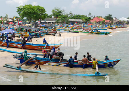 Lokale Fischer in ihren Fang am Jimbaran Beach, Bali, Indonesien, Stockfoto