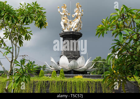 Eine der vielen hinduistischen Statuen, die die Kreisverkehre in Jimbaran, Bali, Indonesien dekorieren Stockfoto