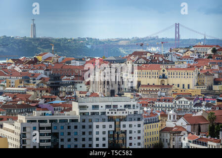 Blick von der Rua Damasceno Monteiro Straße in Graca Stadtviertel von Lissabon, Portugal mit Brücke des 25. April, Christus, dem König, Statue und Carmo Kloster Stockfoto