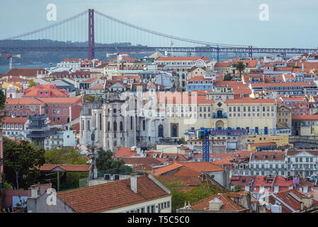 Luftbild vom Miradouro da graca Aussichtspunkt in Lissabon, Portugal, Ansicht mit Carmo Kloster und die Brücke des 25. April Stockfoto