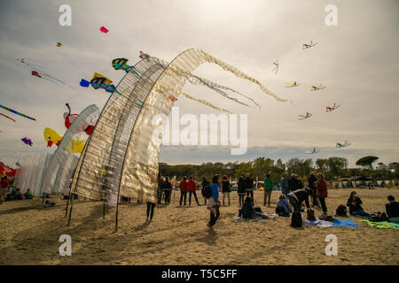 Cervia, Italien - 21/04/2019 Artevento2019, Drachen gegen die Sonne, Emilia Romagna Stockfoto