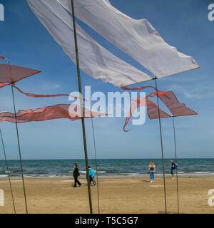 Cervia, Italien - 21/04/2019 Artevento2019, schwebenden Flügel im Wind mit Menschen zu Fuß Stockfoto