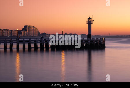 Lange Belichtung Bild des Nieuwpoort Pier und Leuchtturm bei Sonnenuntergang Stockfoto