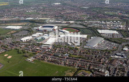 Luftaufnahme des Robin Park von Wigan einschließlich der DW Stadium, Asda Superstore, Arena und die Robin Park Retail Park, Wigan, Greater Manchester Stockfoto