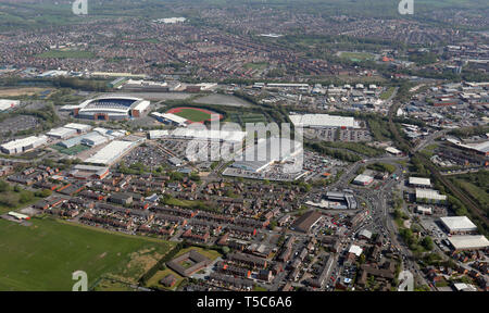 Luftaufnahme des Robin Park von Wigan einschließlich der DW Stadium, Asda Superstore, Arena und die Robin Park Retail Park, Wigan, Greater Manchester Stockfoto