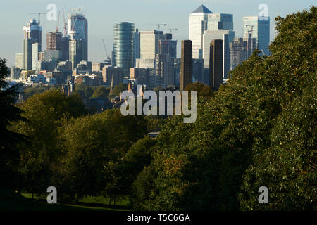 Die Londoner Skyline von Greenwich Park, London, UK gesehen Stockfoto