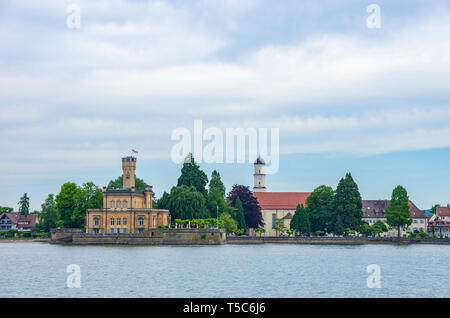 Am See Blick auf Schloss Montfort in Langenargen am Bodensee, Baden-Württemberg, Deutschland. Stockfoto