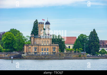 Am See Blick auf Schloss Montfort in Langenargen am Bodensee, Baden-Württemberg, Deutschland. Stockfoto