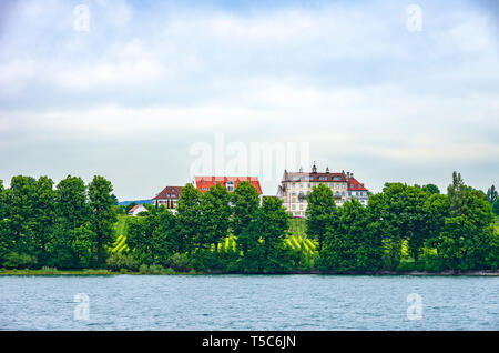 Blick auf Schloss Kirchberg mit Weinbergen, Immenstaad am Bodensee, Baden-Württemberg, Deutschland, Europa. Blick auf Schloss Kirchberg mit Weinbergen Stockfoto