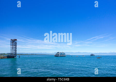 Ausblick auf den Bodensee mit Schiff und Tretboot Verkehr aus Friedrichshafen, Baden-Württemberg, Deutschland, Europa. Stockfoto