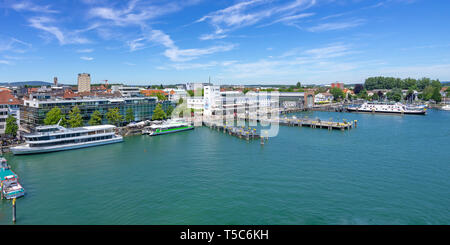 Blick auf den Hafen mit Promenade und Schiff Anlandungen von Friedrichshafen am Bodensee, Baden-Württemberg, Deutschland. Stockfoto