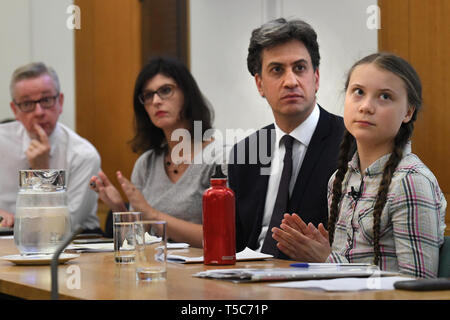 Umweltminister Michael Gove (links), ehemalige Labour-Führer Ed Miliband (2. rechts) und schwedische Klima Aktivistin Greta Thunberg (rechts) am Unterhaus in Westminster, London, die Notwendigkeit für eine parteiübergreifende Aktion die Klimakrise zu diskutieren. Stockfoto