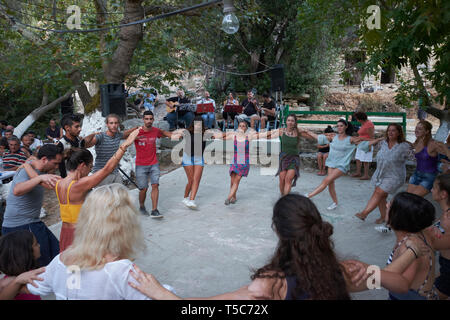 Eine panegyri, oder Dorf Festival der traditionellen Musik und Volkstanz, auf der griechischen Insel Ikaria im Ägäischen Meer. Stockfoto