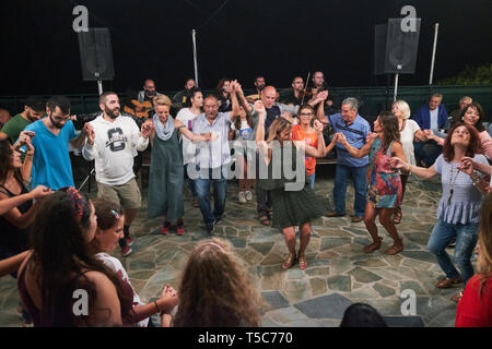 Eine panegyri, oder Dorf Festival der traditionellen Musik und Volkstanz, auf der griechischen Insel Ikaria im Ägäischen Meer. Stockfoto