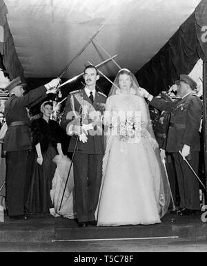 Prinzessin Josephine-Charlotte von Belgien und Prinz Jean, erbliche Großherzog von Luxemburg, durch das Spalier nach ihrer Hochzeit in der Kathedrale Unserer Lieben Frau Trösterin der Betrübten in Luxemburg. Stockfoto