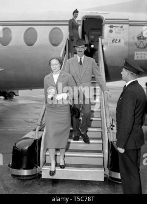 Prince Jean und Prinzessin Josephine-Charlotte von Luxemburg verlassen eine Ebene aus Brüssel am Londoner Flughafen. Stockfoto