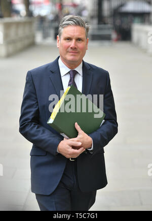 Shadow Brexit Staatssekretär Sir Keir Starmer an das Cabinet Office in Westminster ankommen für Brexit spricht. Stockfoto