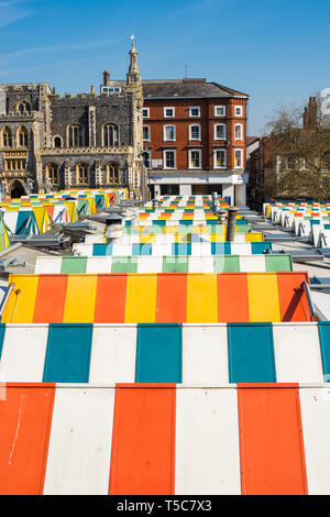 Bunt gestreiften Dächer von Norwich City Markt mit der Guildhall nach hinten. Norfolk, East Anglia, England, UK. Stockfoto