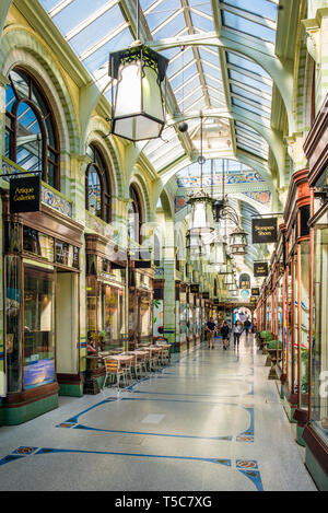 Norwich Royal Arcade, die vom Marktplatz in Richtung Norwich Castle läuft und wurde nach den Plänen des Architekten George Skipper im Jahr 1899 konzipiert. Norfolk, England, UK. Stockfoto